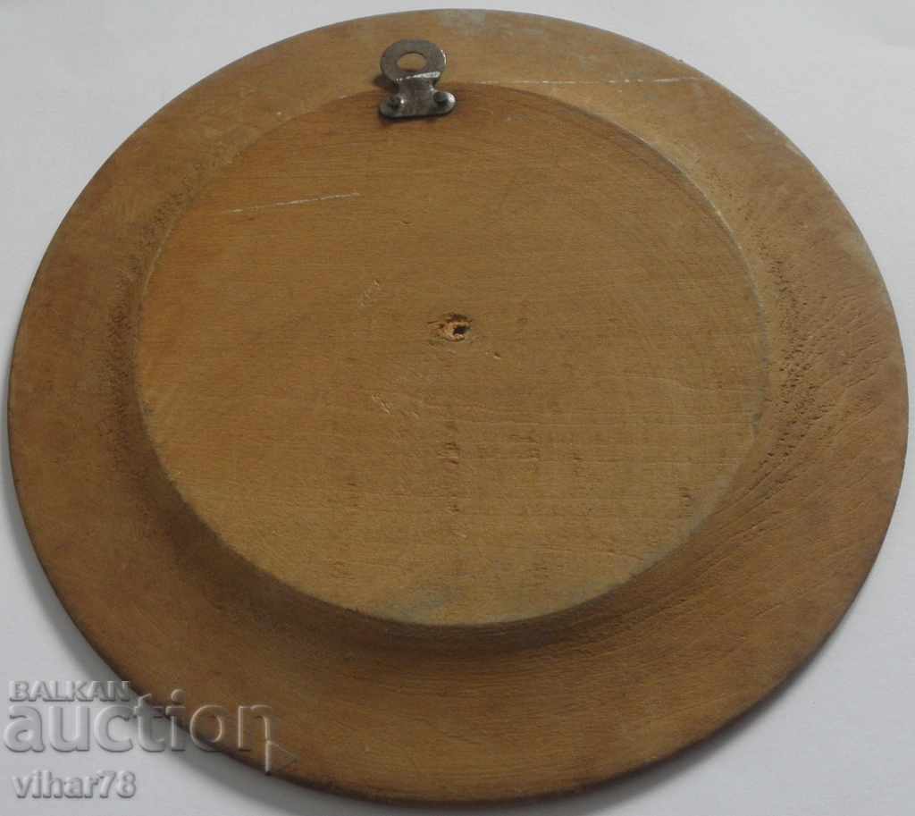 Delivery of a small old wooden wall plate Delivery of a small old wooden wall plate