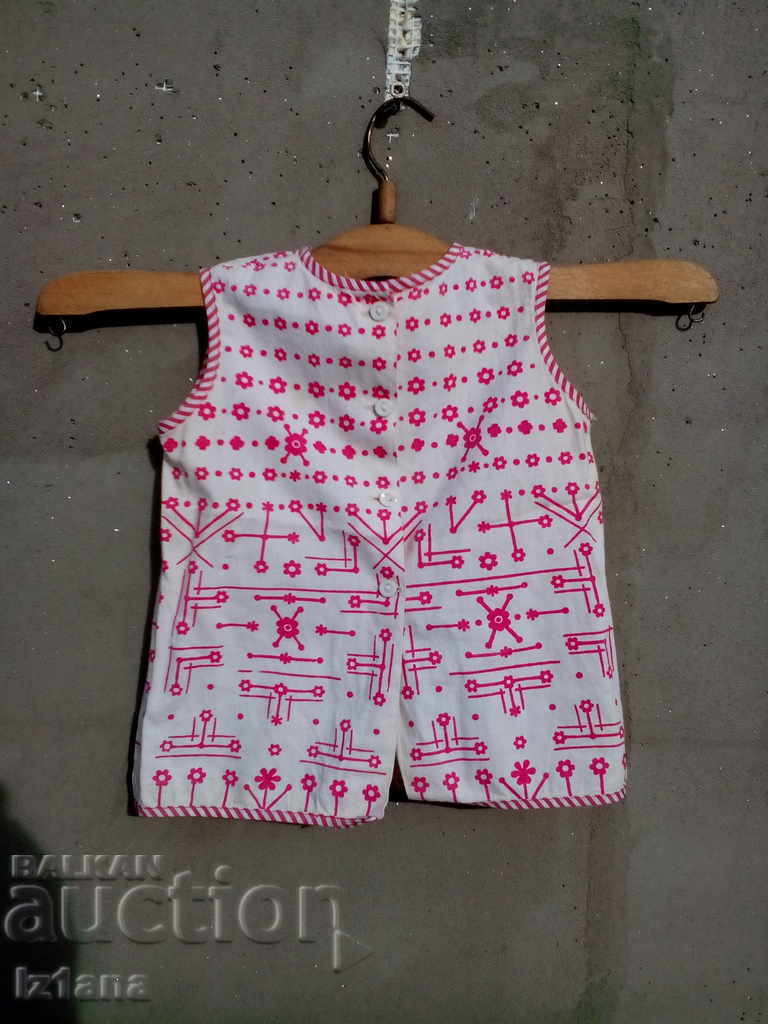 An old apron, a coat with price 10.00 BGN | € 5.11 An old apron, a coat with price 10.00 BGN | € 5.11