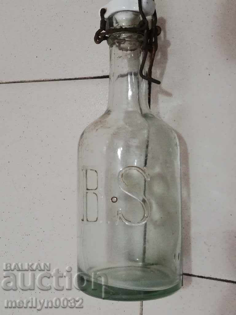 O sticlă veche de sticlă de apă carbogazoasă