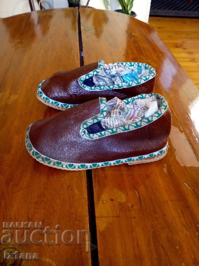 Стари детски пантофи,обувки с цена 15.00 лв. | € 7.67 Стари детски пантофи,обувки с цена 15.00 лв. | € 7.67