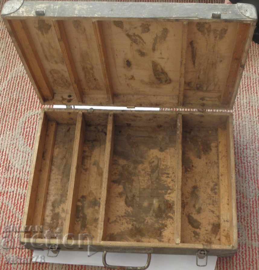 Delivery of OLD WOODEN SUITCASE Delivery of OLD WOODEN SUITCASE