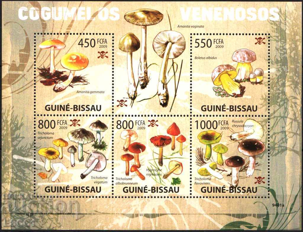 Mărcile pure într-o foaie mică de ciuperci 2009 de Guineea Bissau
