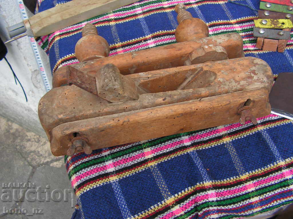 Auction 9590. OLIVE WOODWORK RENDER WITH DEFROST SETTINGS Auction 9590. OLIVE WOODWORK RENDER WITH DEFROST SETTINGS