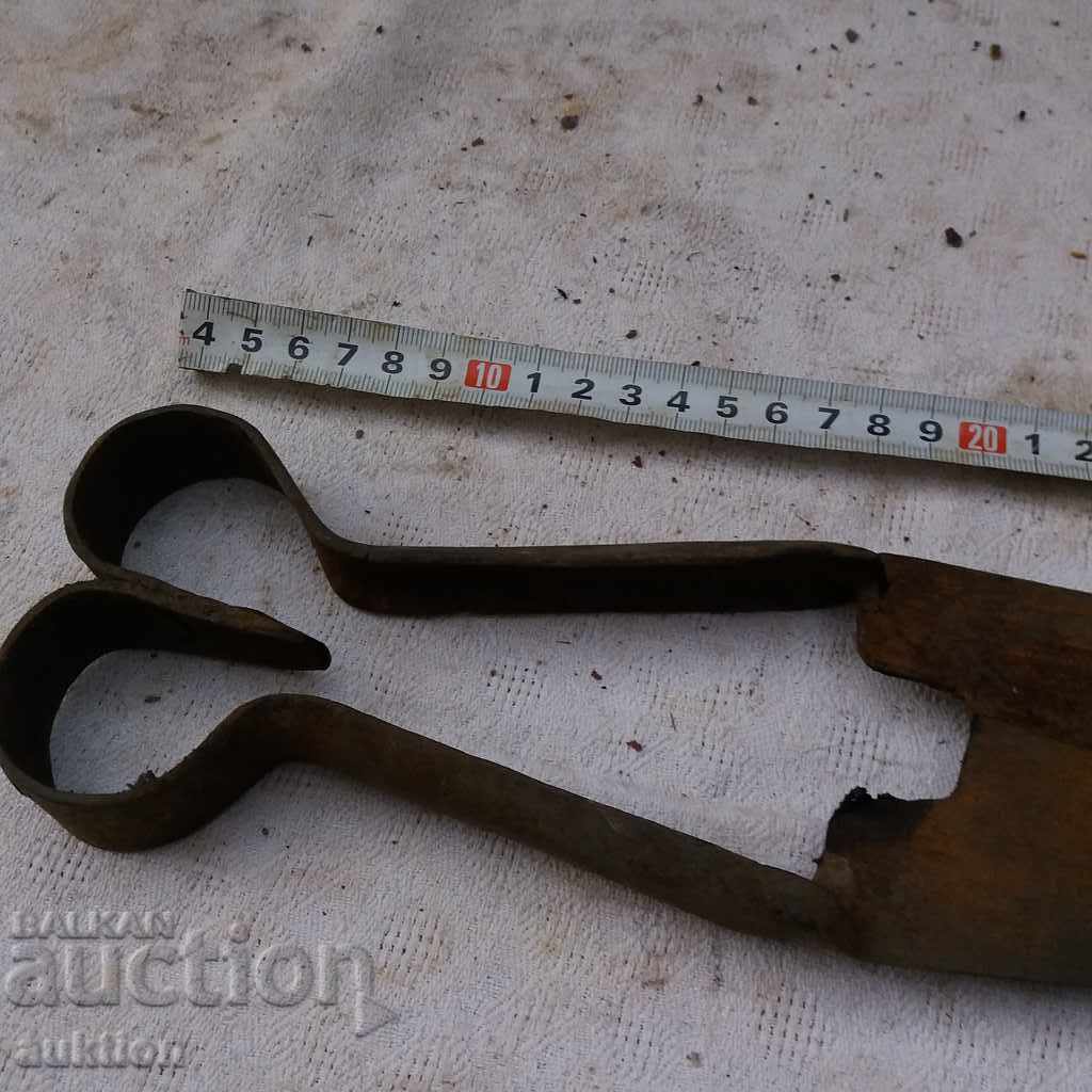 Auction OLD HORSE SHOES FOR SHOULDER CUTTING Auction OLD HORSE SHOES FOR SHOULDER CUTTING
