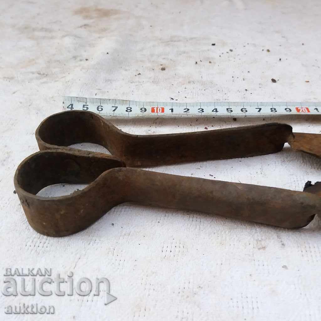 Delivery of OLD HORSE SHOES FOR SHOULDER CUTTING Delivery of OLD HORSE SHOES FOR SHOULDER CUTTING