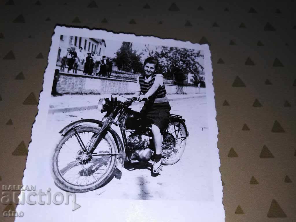 AUTHENTIC PICTURE MOTORCYCLE-MOTORCYCLE-1953 with price 10.00 BGN | € 5.11 AUTHENTIC PICTURE MOTORCYCLE-MOTORCYCLE-1953 with price 10.00 BGN | € 5.11