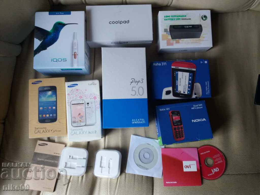 Πολλά αυθεντικά κουτιά smartphone, τηλέφωνα Samsung κ.λπ