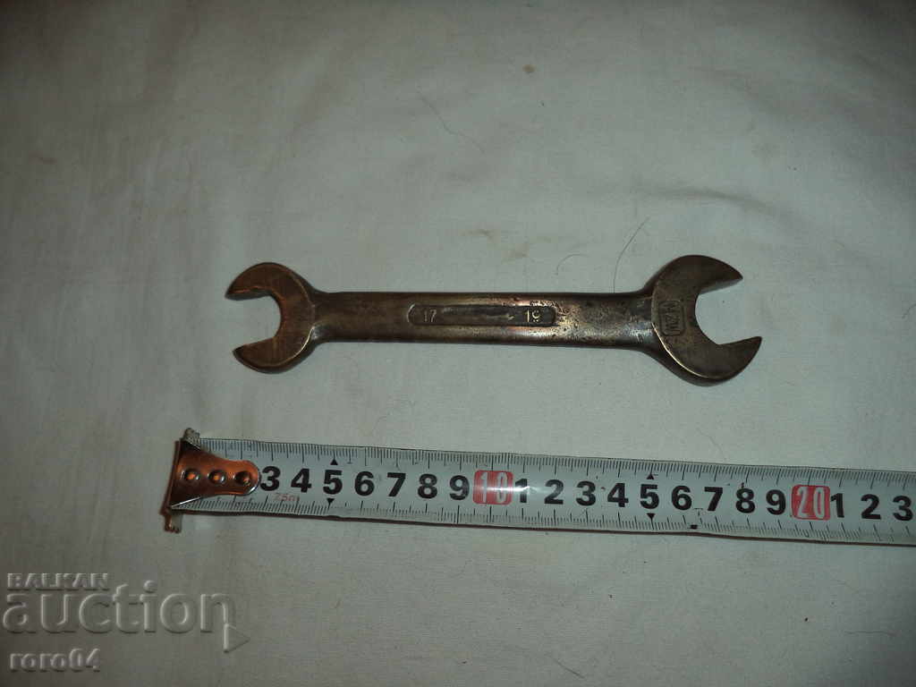 CHEIE DE BRONZ VECHI GERMAN - AL Doilea Război Mondial cu preț 50.00 BGN | € 25.56 CHEIE DE BRONZ VECHI GERMAN - AL Doilea Război Mondial cu preț 50.00 BGN | € 25.56