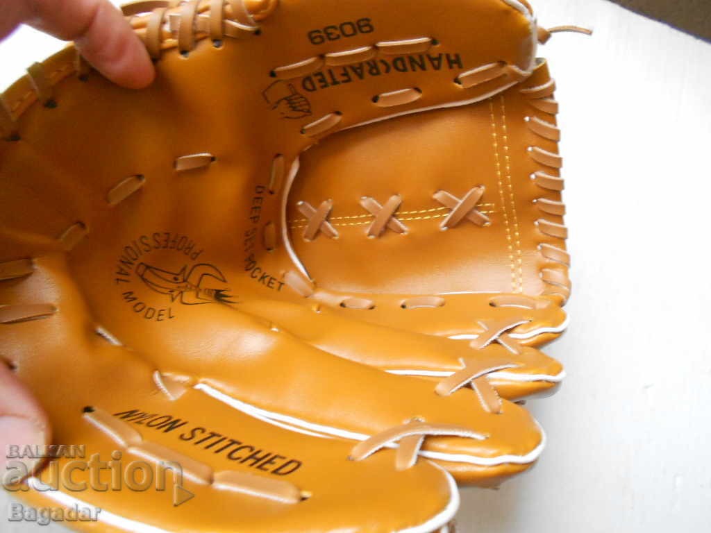 Baseball glove with price 15.00 BGN | € 7.67 Baseball glove with price 15.00 BGN | € 7.67