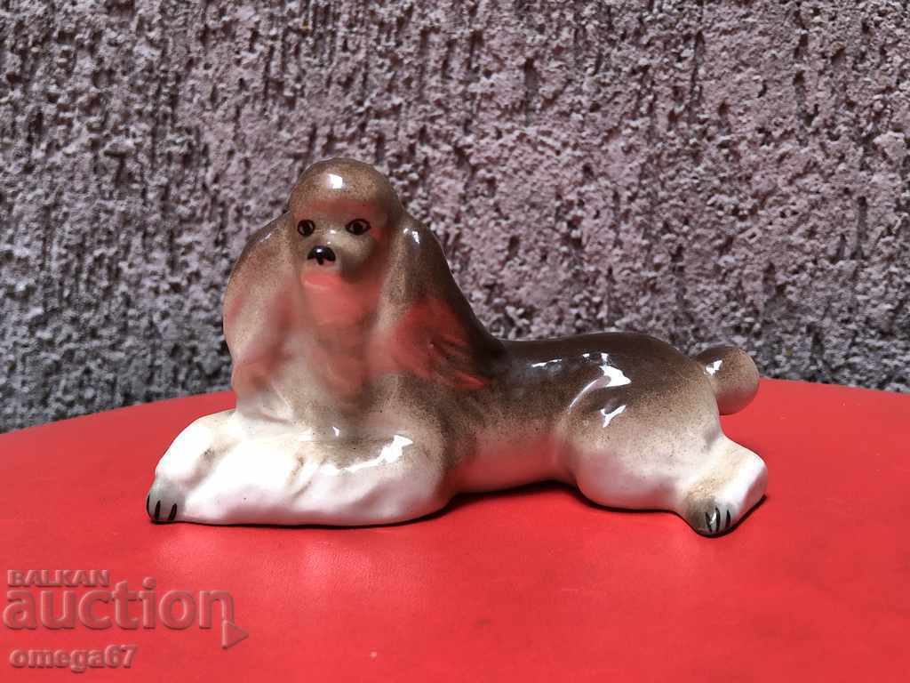 Порцеланова фигура на куче/Пудел