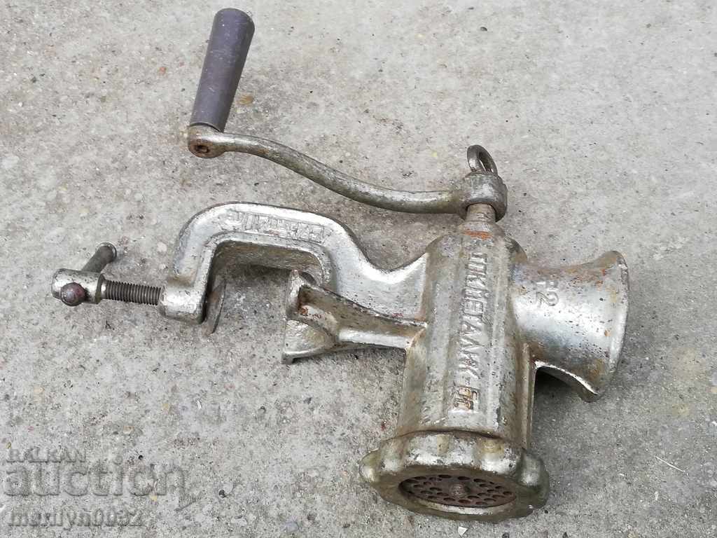 mașină veche pentru a pisa masina de tocat cu preț 46.00 BGN | € 23.52 mașină veche pentru a pisa masina de tocat cu preț 46.00 BGN | € 23.52