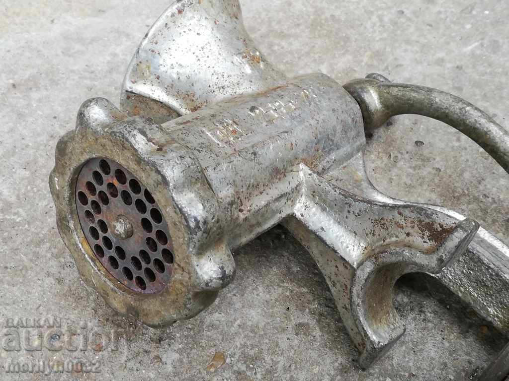 Livrarea mașină veche pentru a pisa masina de tocat Livrarea mașină veche pentru a pisa masina de tocat