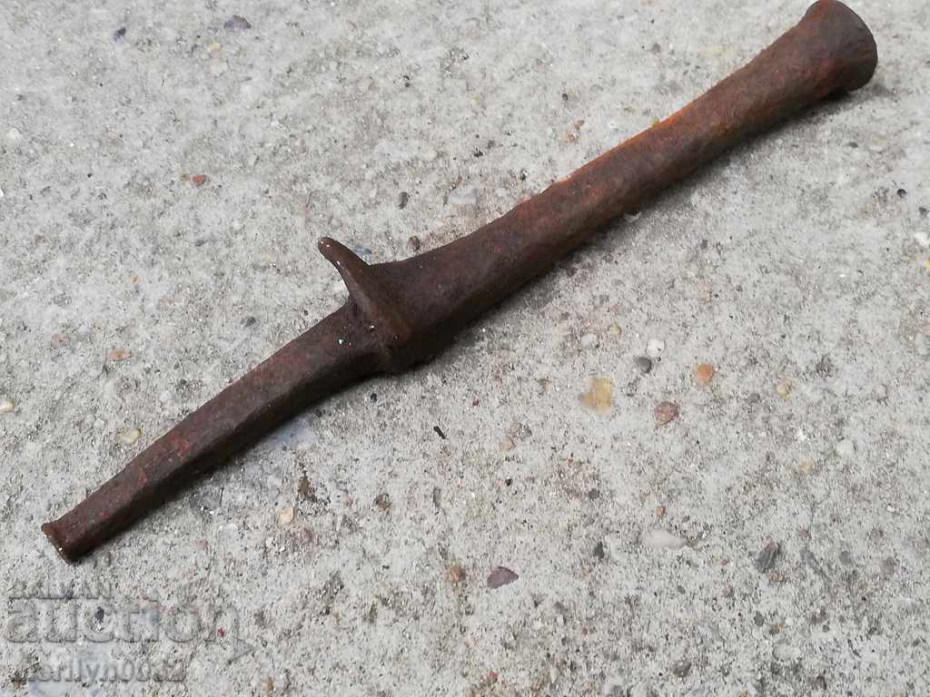 Delivery of Old anvil for clipping hair, wrought iron Delivery of Old anvil for clipping hair, wrought iron