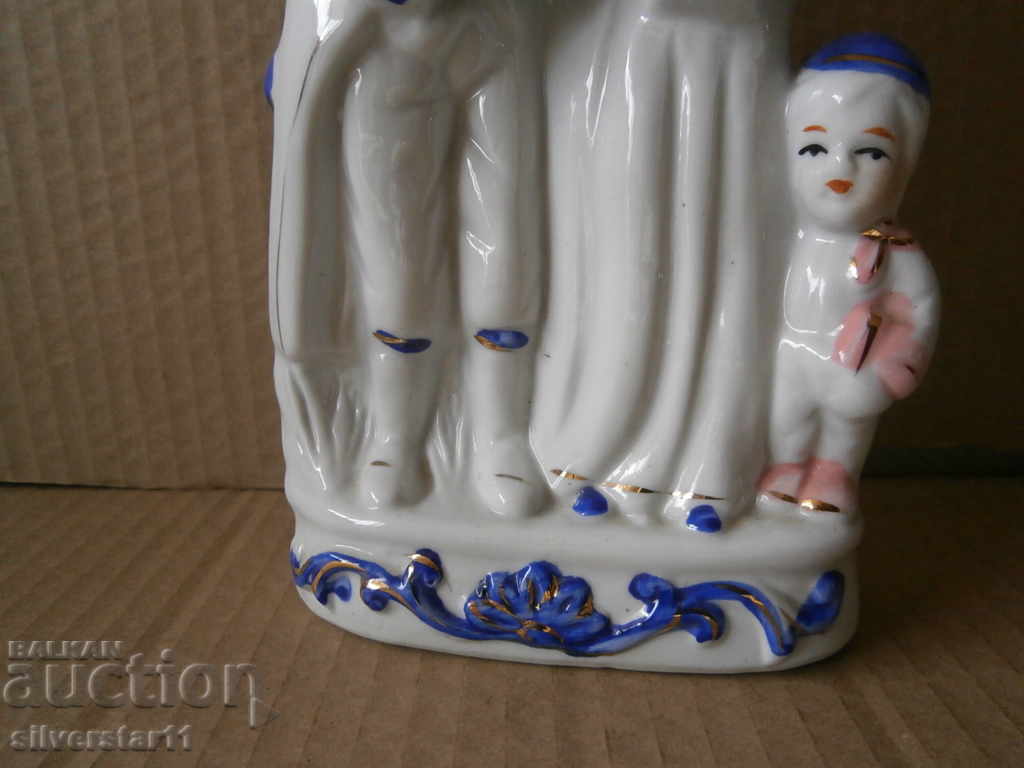Δημοπρασία ειδώλιο από πορσελάνη Δημοπρασία ειδώλιο από πορσελάνη