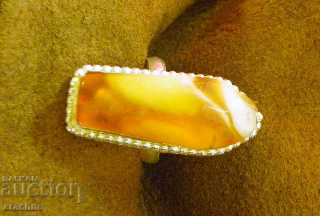 Inel de argint cu chihlimbar cu preț 60.00 BGN | € 30.68