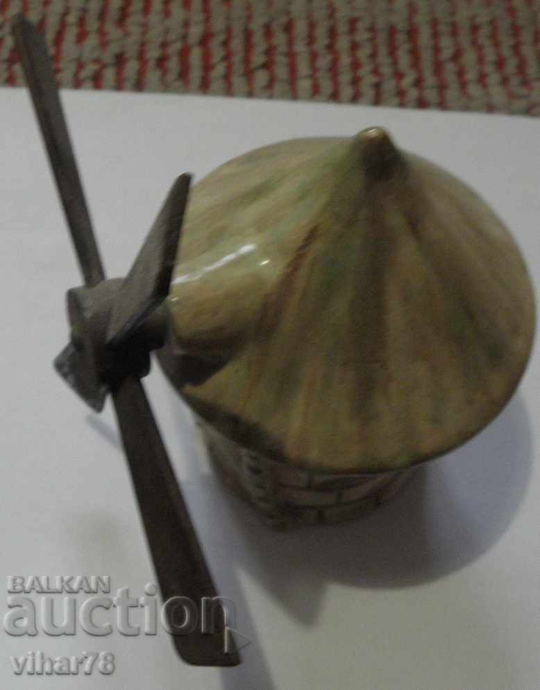 Δημοπρασία κεραμική φιγούρα ανεμόμυλου