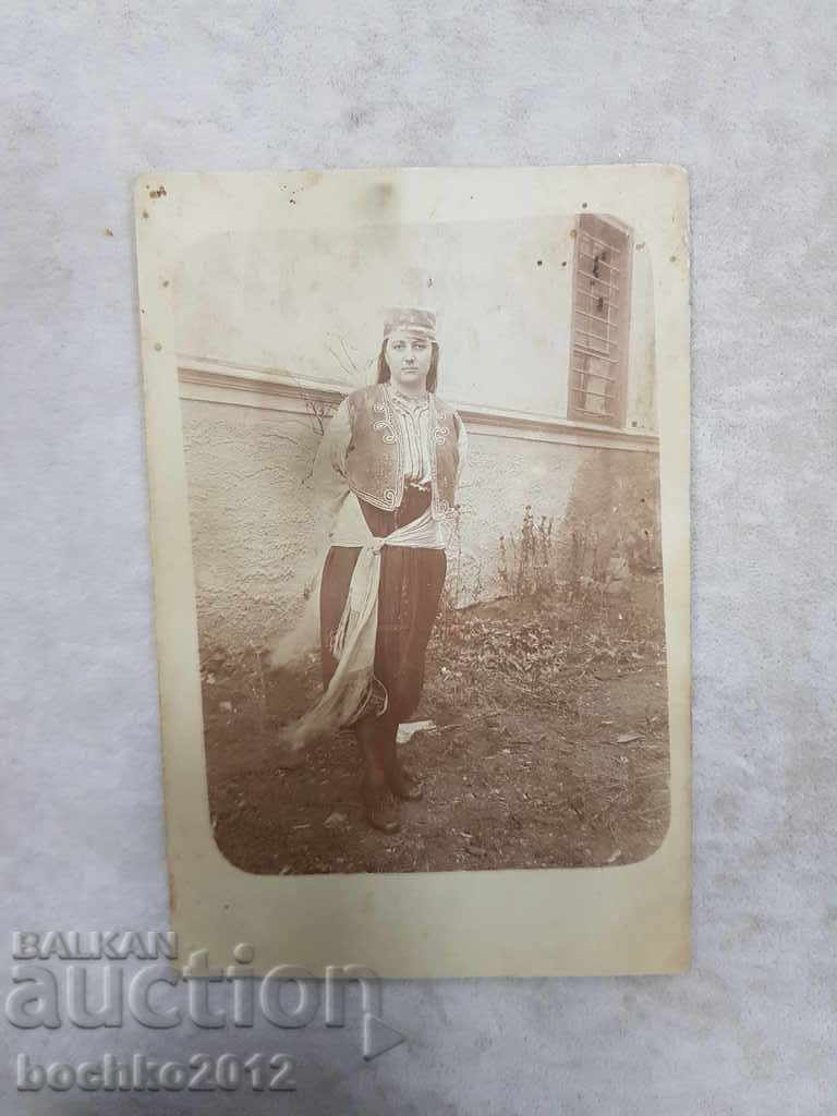 O femeie rară de fotografie din Bulgaria într-un costum Kotelny.