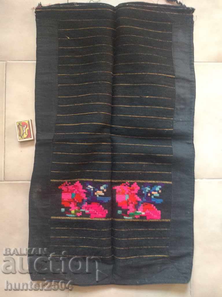 Ποδιά μήκους 70x40cm, κεντημένη στο χέρι, μαλλί.