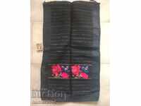 Ποδιά μήκους 70x40cm, κεντημένη στο χέρι, μαλλί.