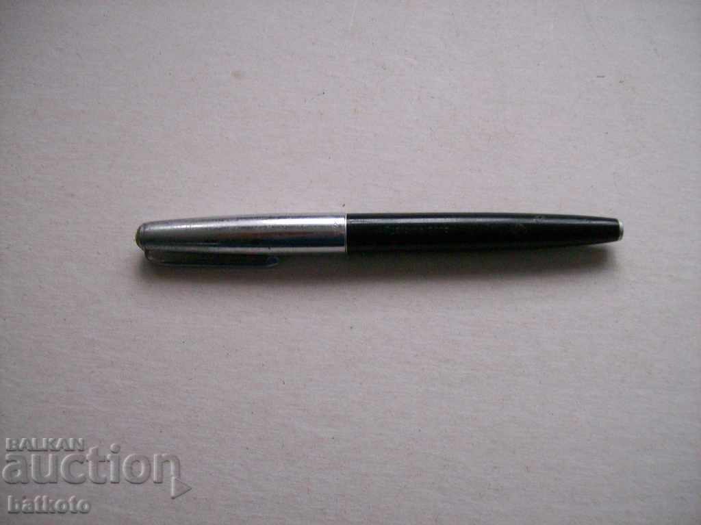 Ένα παλιό στυλό με ένα στυλό