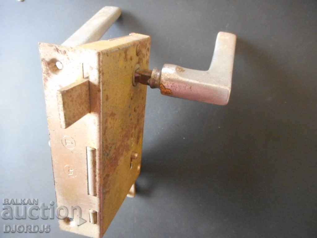 Old lock, acting with price 4.00 BGN | € 2.05
