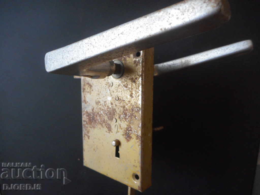 Auction  Old lock, acting