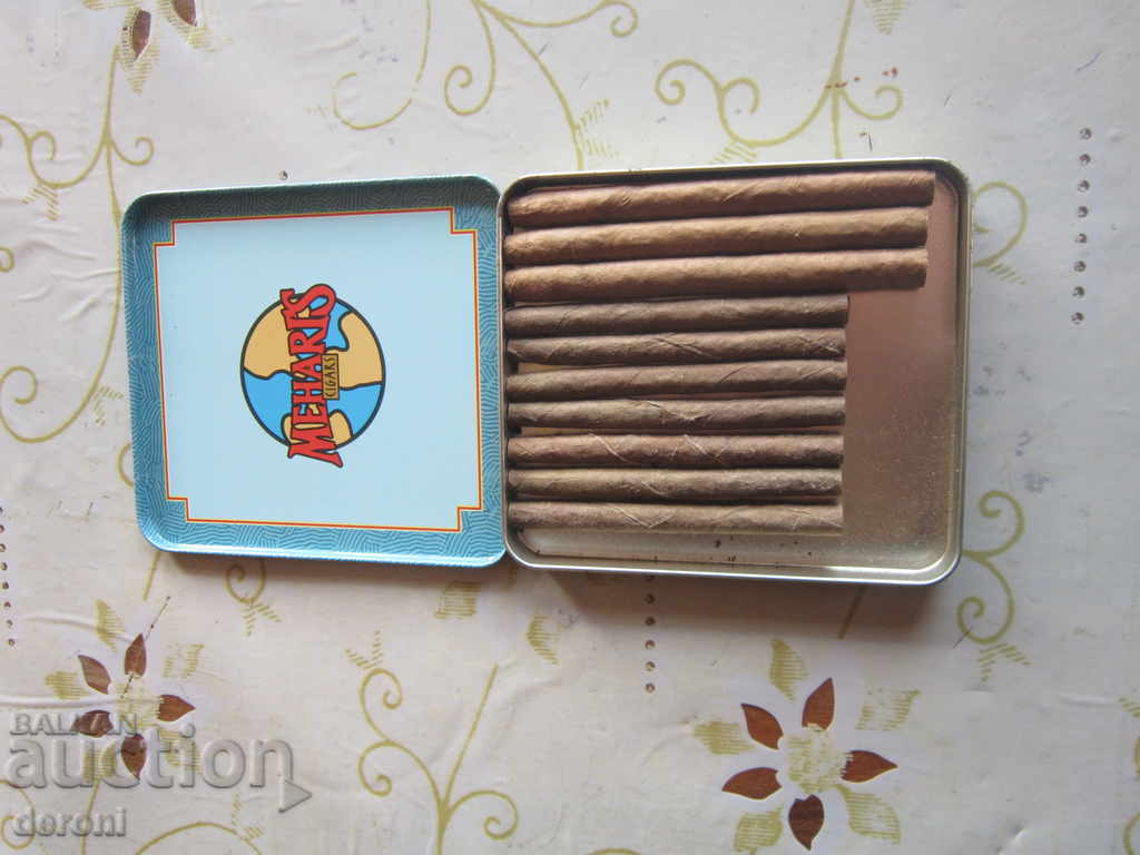 Delivery of An old tin-filled tin box with Meharis cigarettes Delivery of An old tin-filled tin box with Meharis cigarettes