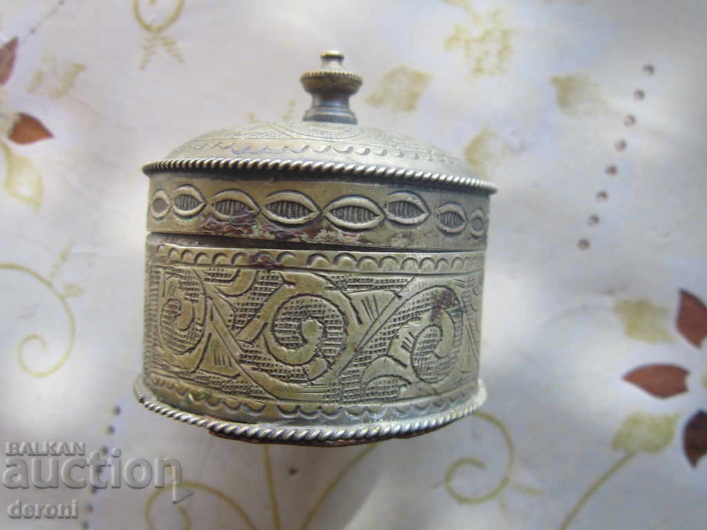 Османска бронзова кутия гравюри с цена 95.00 лв. | € 48.57 Османска бронзова кутия гравюри с цена 95.00 лв. | € 48.57