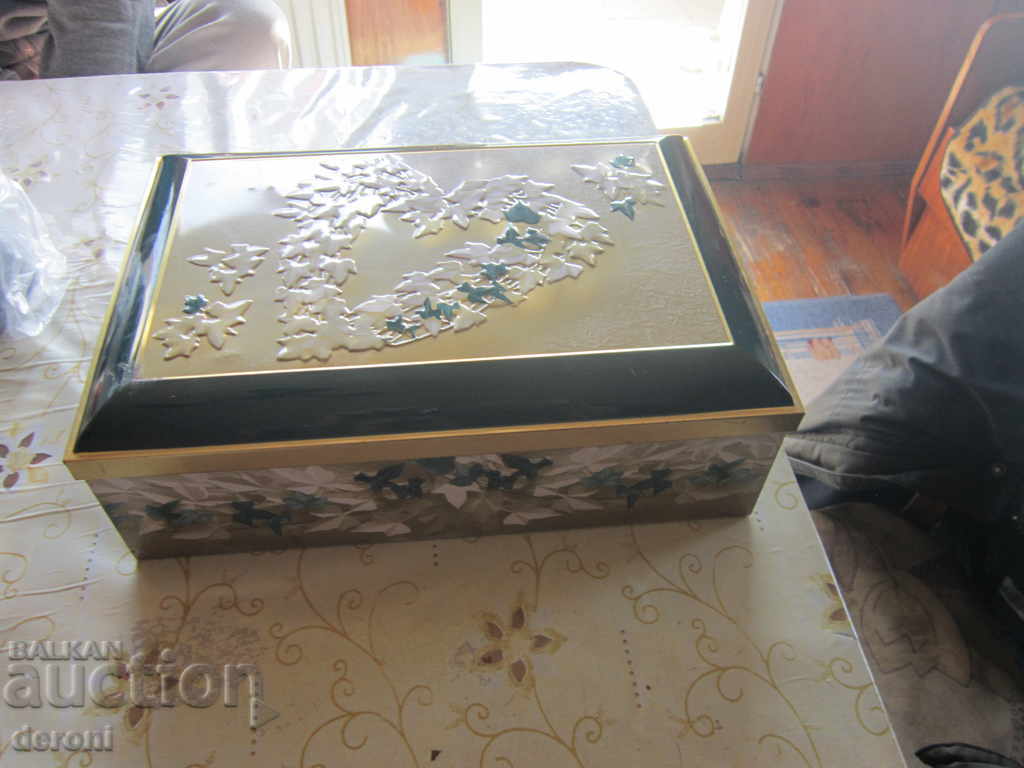 Auction Huge tin tin box Auction Huge tin tin box