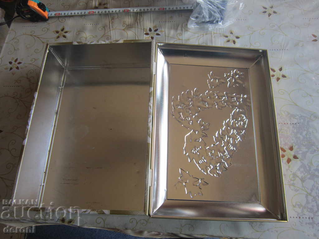 Delivery of Huge tin tin box Delivery of Huge tin tin box