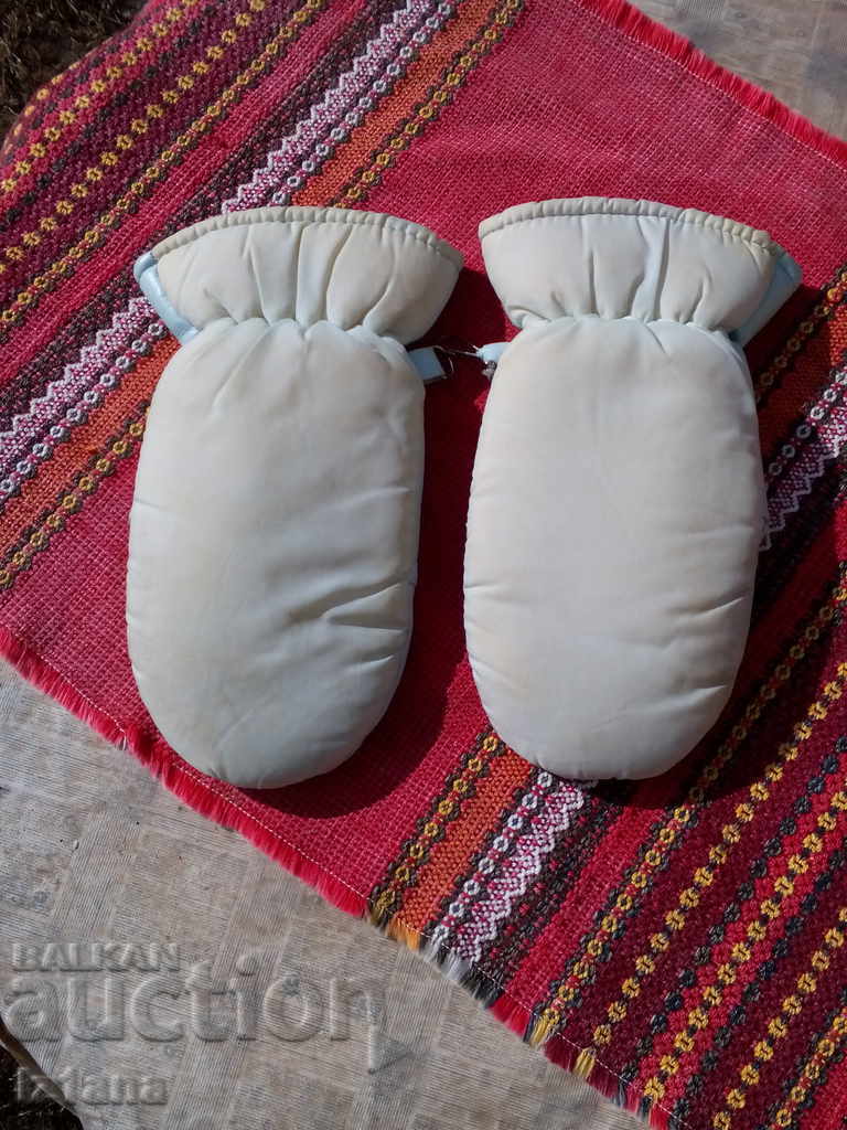 Γάντια παλαιών παιδιών με τιμή 10.00 BGN | € 5.11 Γάντια παλαιών παιδιών με τιμή 10.00 BGN | € 5.11