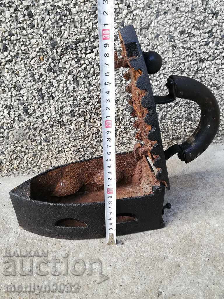 Παράδοση Παλιά σιδήρου στην πυρκαγιά Παράδοση Παλιά σιδήρου στην πυρκαγιά