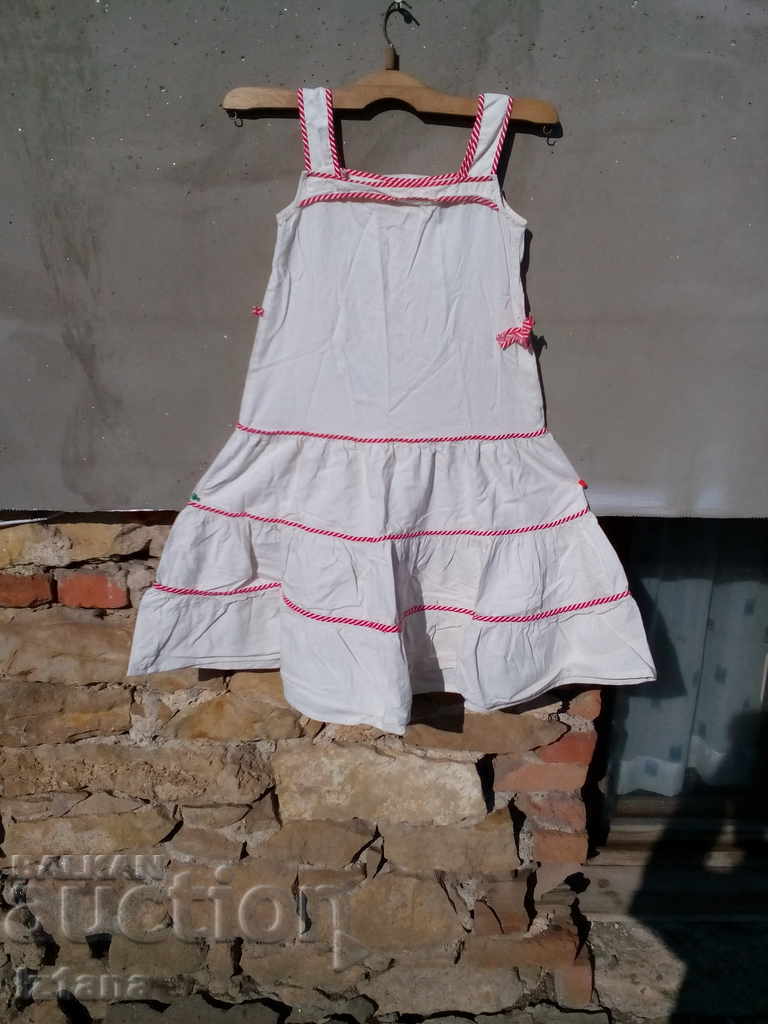Ένα παλιό παιδικό φόρεμα