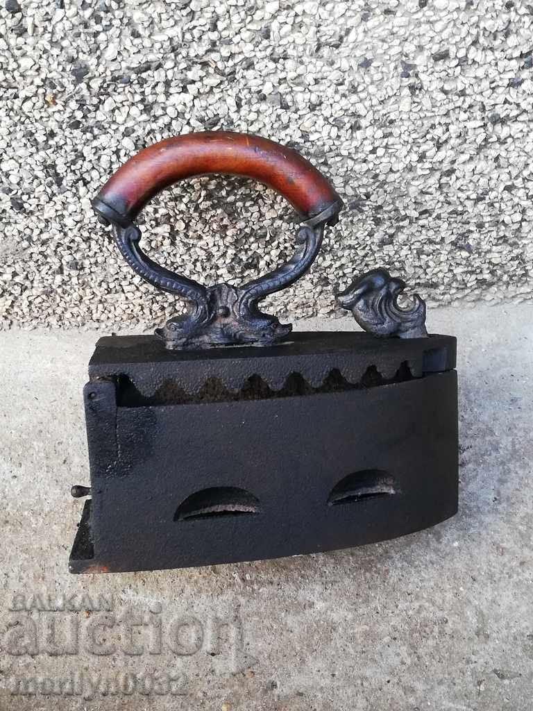 Παράδοση Παλιά σιδήρου στην πυρκαγιά Παράδοση Παλιά σιδήρου στην πυρκαγιά