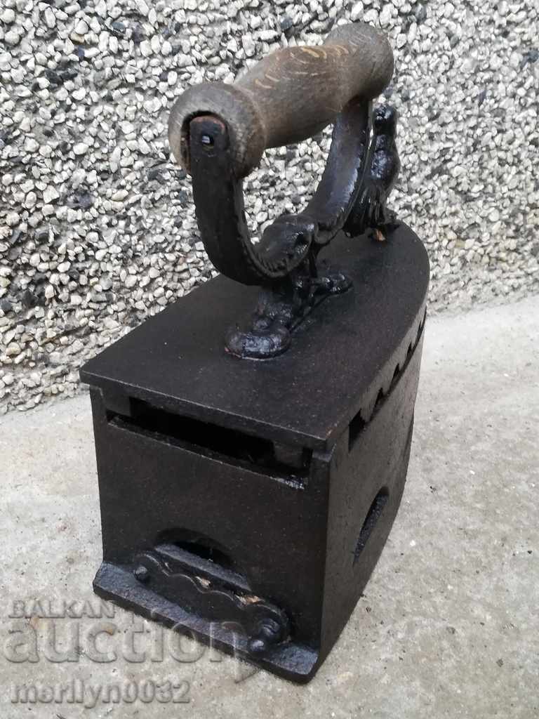 Παράδοση Παλιά σιδήρου στην πυρκαγιά Παράδοση Παλιά σιδήρου στην πυρκαγιά