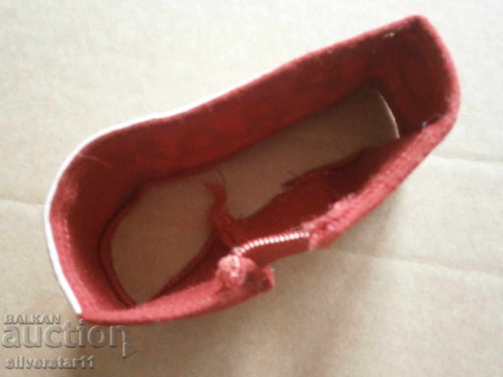 Παράδοση ΚΟΚΚΙΝΗ κορδέλα ποδοσφαίρου μέλος αποσπάσματος ΕΘΕΛΟΝΤΕΣ ΜΟΝΑΔΕΣ στο Υπουργείο Εσωτερικών της δεκαετίας του '60