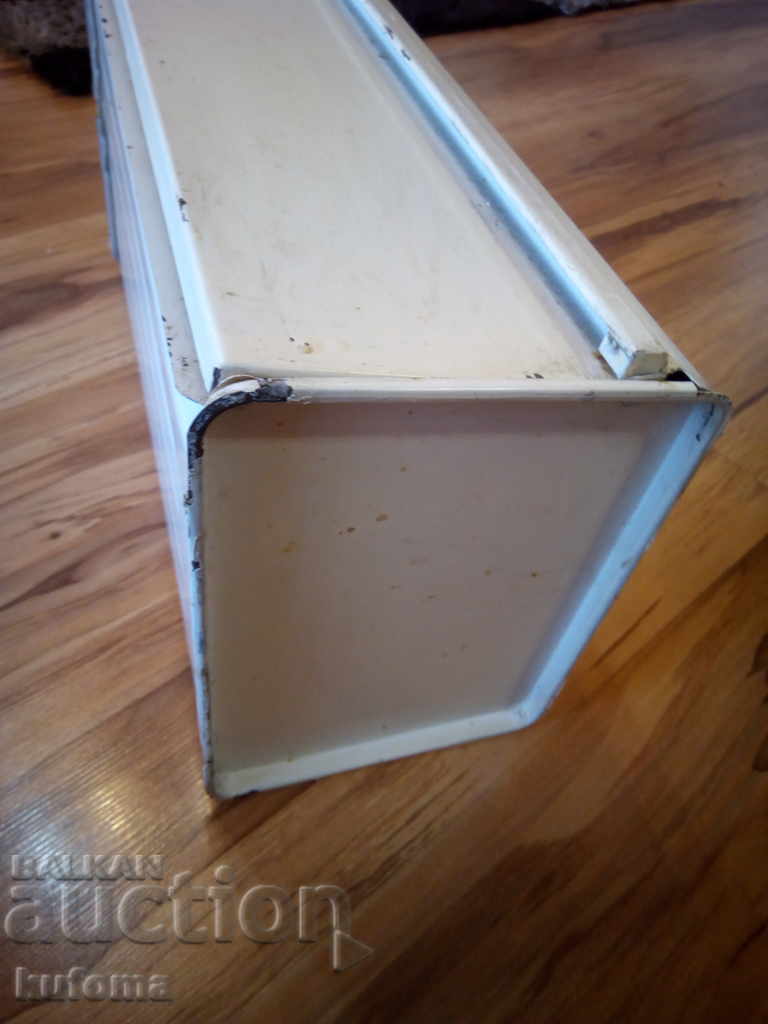 Licitație Veche cutie metalică pentru pâine