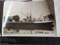 A ship barge on port K 211