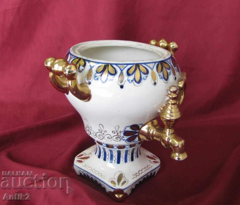 Vechiul porțelan Samovar, aurit Rusia cu preț 750.00 BGN | € 383.47