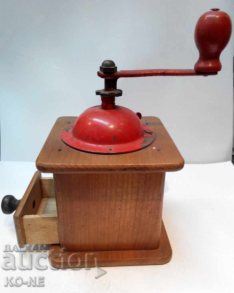 Auction An old handmade wooden coffee maker Auction An old handmade wooden coffee maker