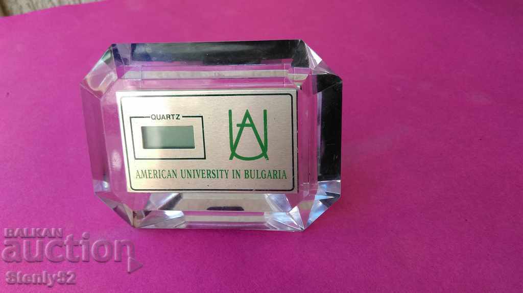 Часовник с лого Американски университет в България