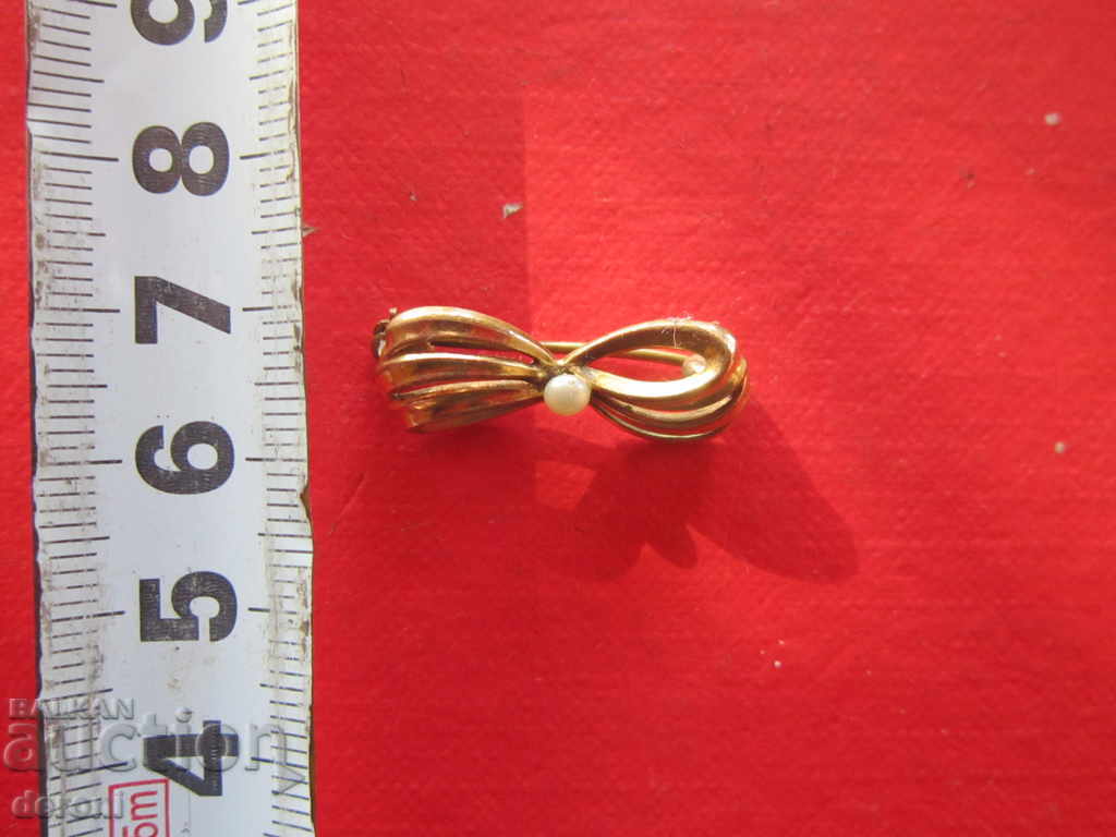 An old brooch with a pearl with price 10.00 BGN | € 5.11