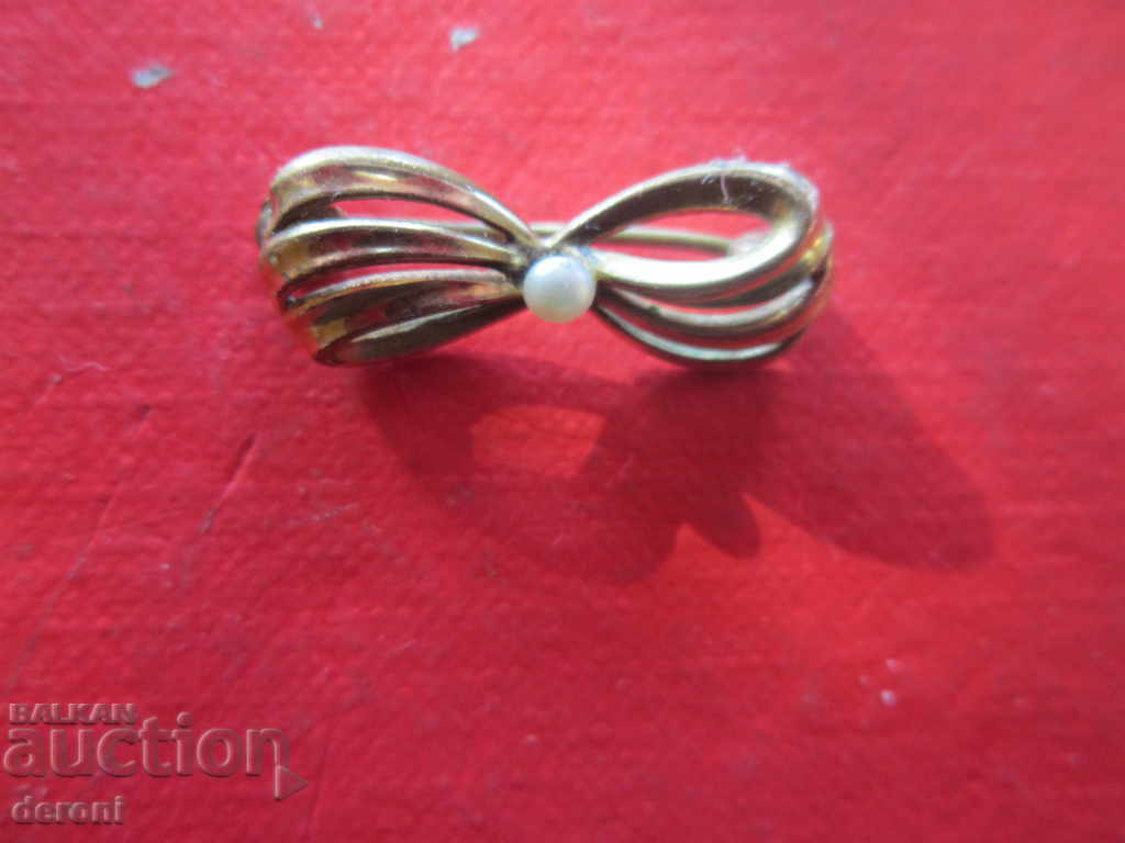 Auction  An old brooch with a pearl