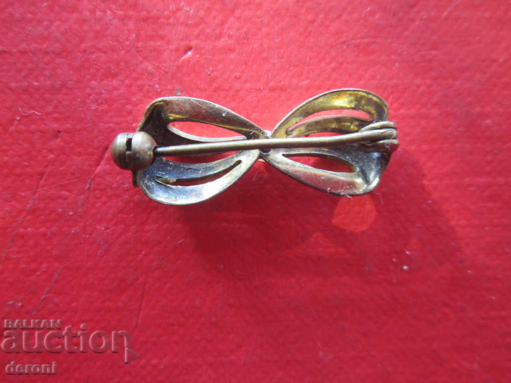 Delivery of An old brooch with a pearl