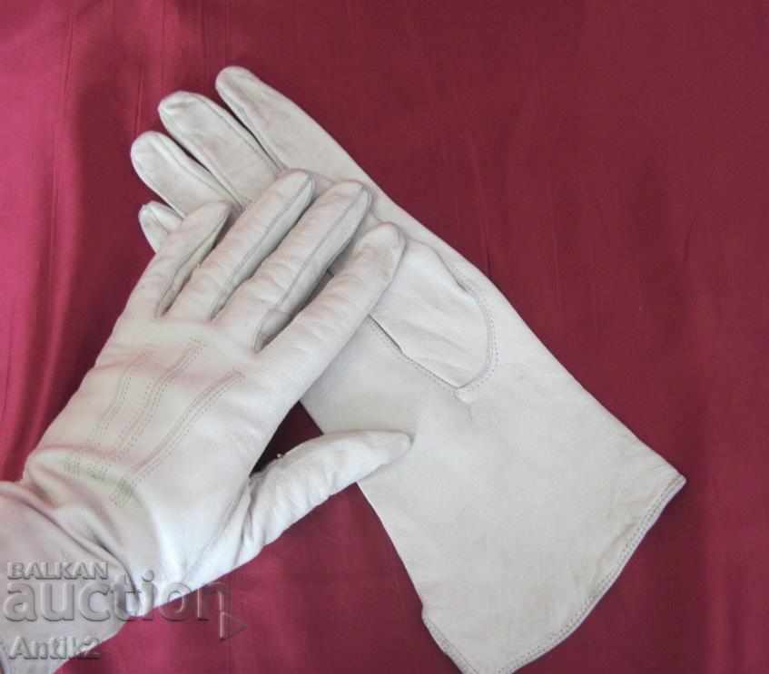 Auction The 30 Women's Fine Leather Gloves Auction The 30 Women's Fine Leather Gloves