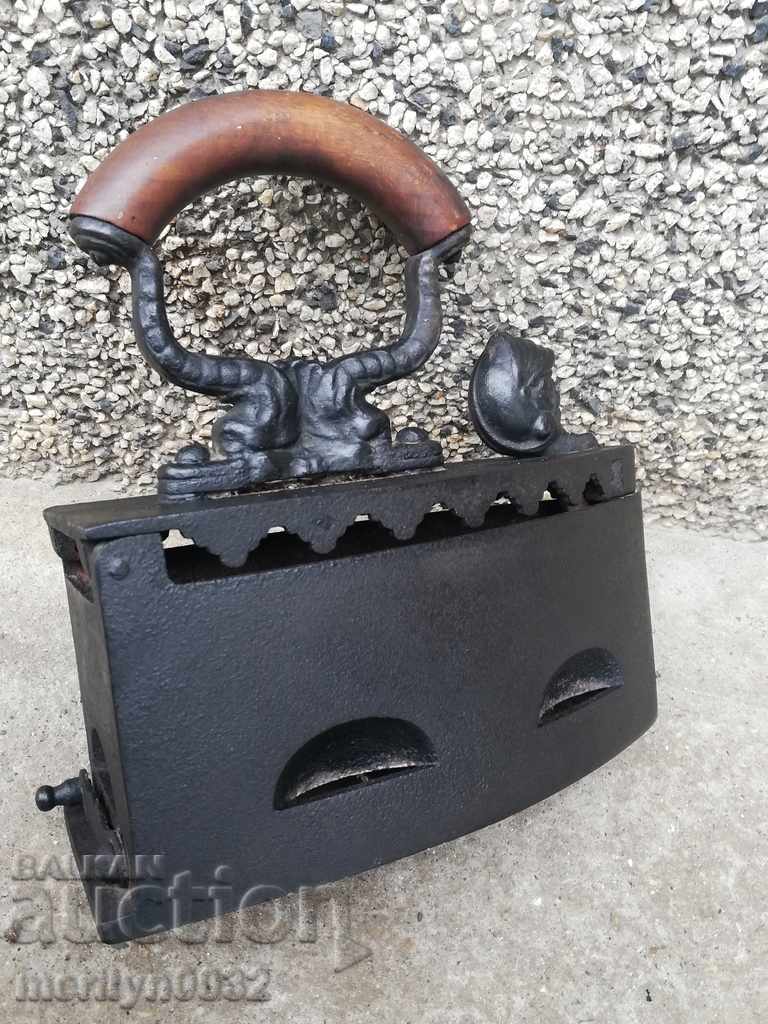 Старинна ютия на жар 19-ти век с цена 79.00 лв. | € 40.39 Старинна ютия на жар 19-ти век с цена 79.00 лв. | € 40.39