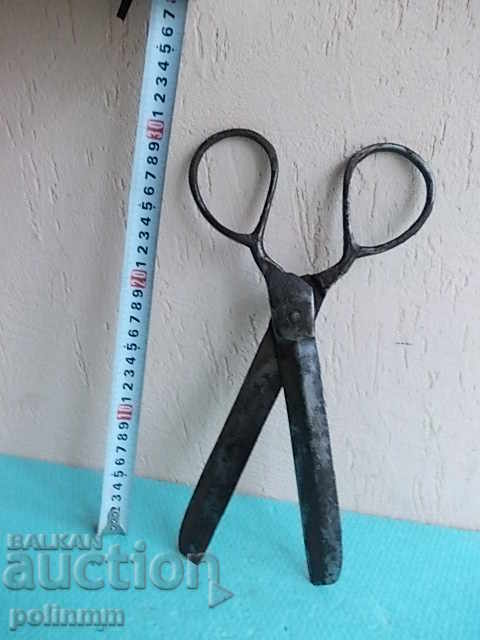 Large scissors from _871 years