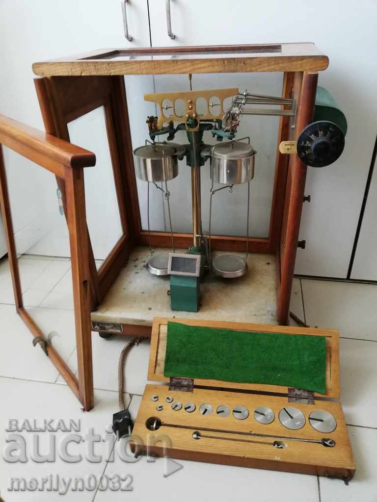 Auction Analytical balance, weighing scale SASHO KOFRADJIEV 1966 NRB Auction Analytical balance, weighing scale SASHO KOFRADJIEV 1966 NRB