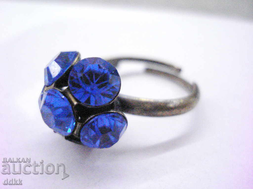 Стар пръстен със сини камъни