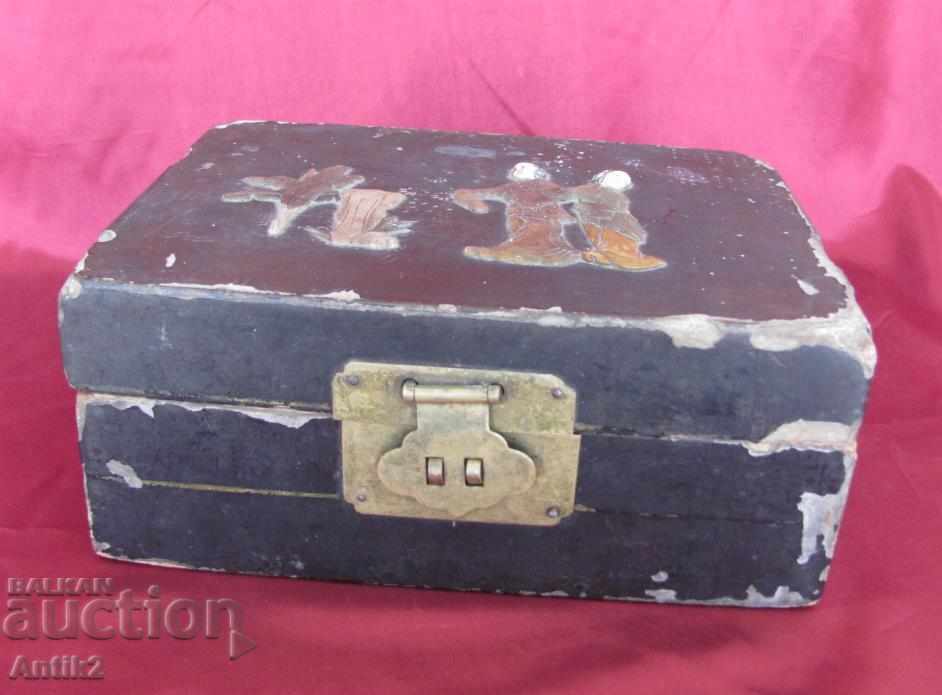 Auction 19th century Japanese Wooden Box of mother of pearl and nephrite Auction 19th century Japanese Wooden Box of mother of pearl and nephrite